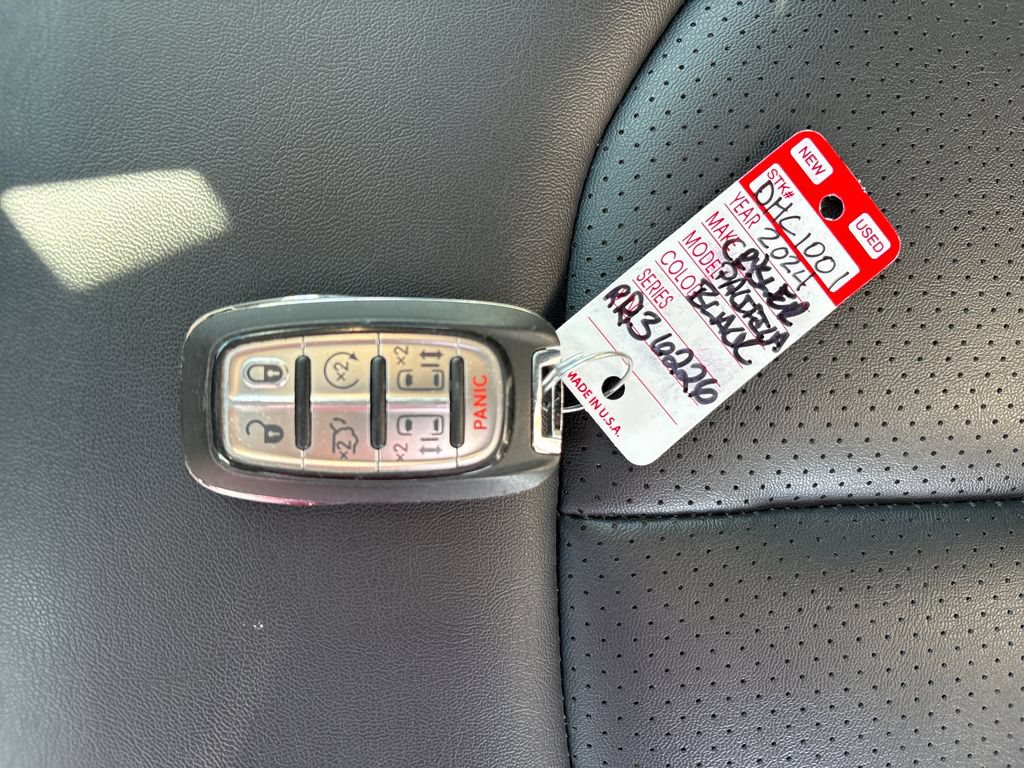 Used 2024 Chrysler Pacifica Touring-L FWD image 35
