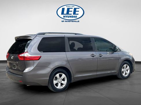 Used 2017 Toyota Sienna LE image 7