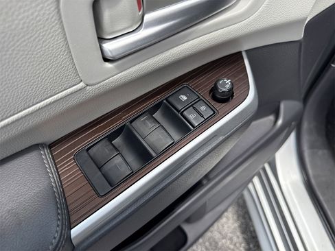 Used 2022 Toyota Sienna XLE image 18