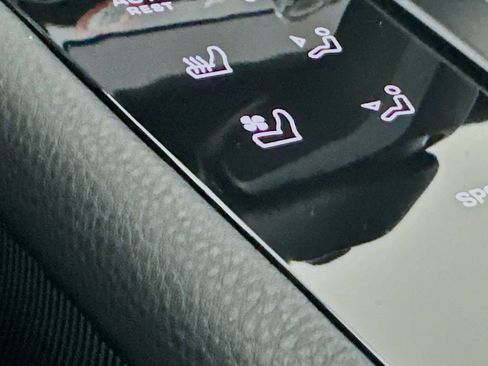 Certified 2025 Porsche Macan image 23