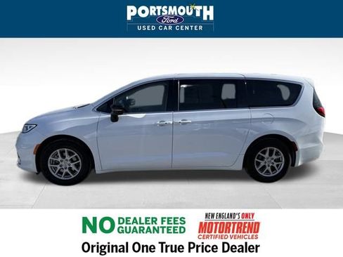Used 2024 Chrysler Pacifica Touring-L image 2