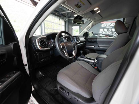 Used 2023 Toyota Tacoma SR5 AWD/4WD image 8
