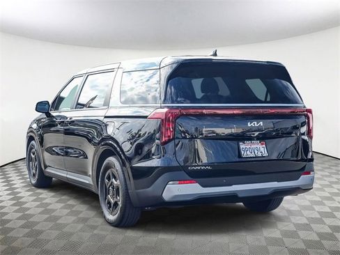 Used 2025 Kia Carnival image 6
