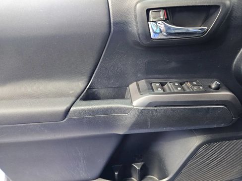 Used 2019 Toyota Tacoma TRD Off-Road w/ TRD Premium Off Road Package AWD/4WD image 14