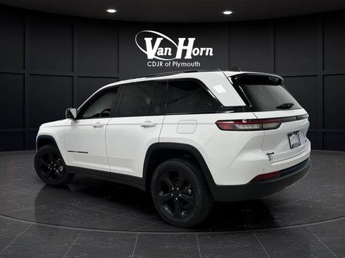 Used 2023 Jeep Grand Cherokee Limited w/ Luxury Tech Group II image 3