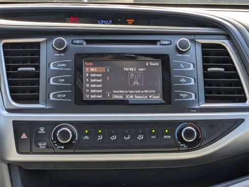 Used 2018 Toyota Highlander LE image 15