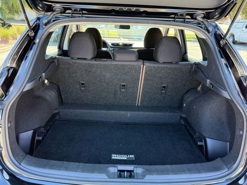 Used 2021 Nissan Rogue Sport S image 9