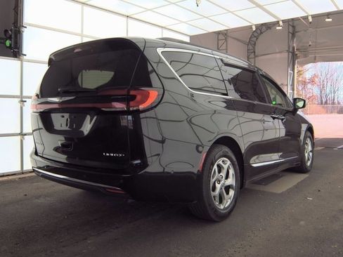 Used 2022 Chrysler Pacifica Limited image 2