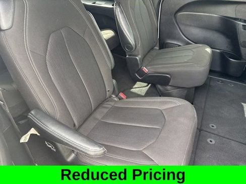 Used 2023 Chrysler Pacifica Touring FWD image 33