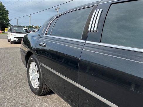 Used 2008 Lincoln Town Car Executive RWD image 27