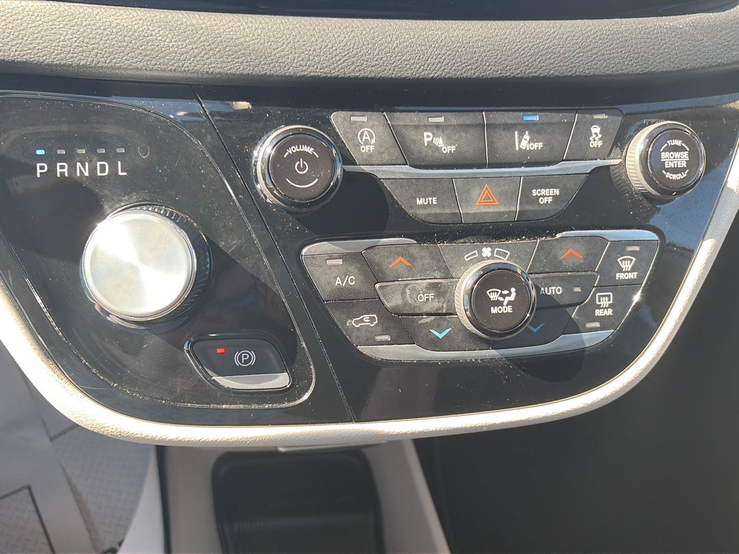 Used 2024 Chrysler Pacifica Touring-L FWD image 25