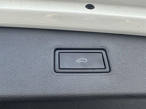 Used 2024 Volkswagen Tiguan SE image 9