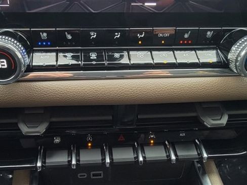 Used 2024 GMC Canyon Denali image 42