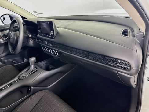 Certified 2025 Honda HR-V LX image 34