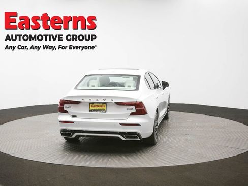 Used 2022 Volvo S60 B5 Momentum image 38