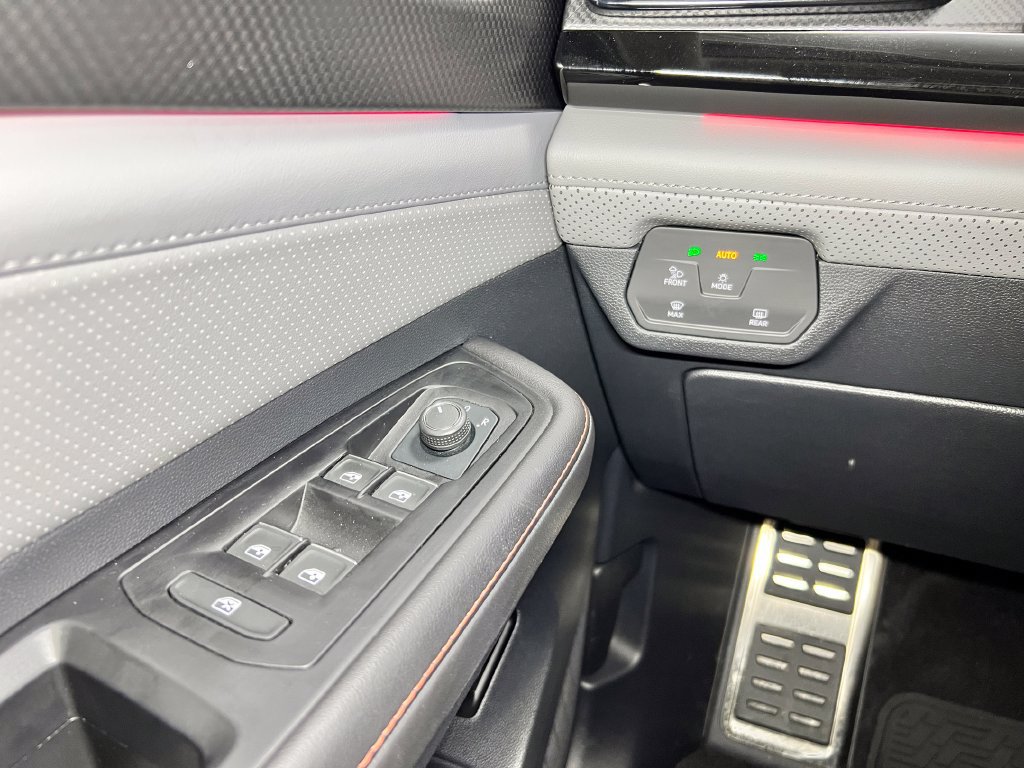 Used 2025 Volkswagen Atlas Peak Edition SE AWD/4WD image 25