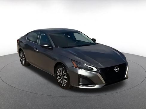 Used 2024 Nissan Altima 2.5 SV image 16