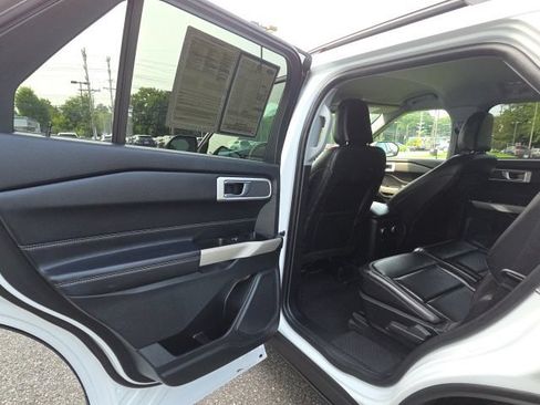 Used 2022 Ford Explorer XLT w/ Equipment Group 202A AWD/4WD image 12