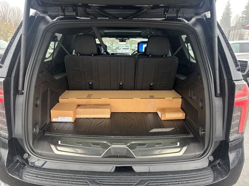 Used 2025 Chevrolet Suburban High Country image 11