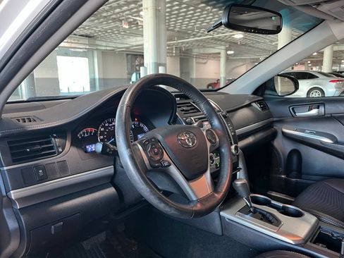 Used 2014 Toyota Camry SE w/ Moonroof Package FWD image 13
