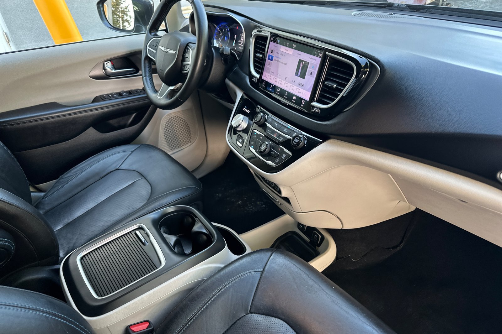 Used 2021 Chrysler Pacifica Touring-L FWD image 17