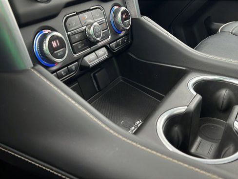 Used 2023 GMC Yukon XL SLT w/ SLT Luxury Package image 15