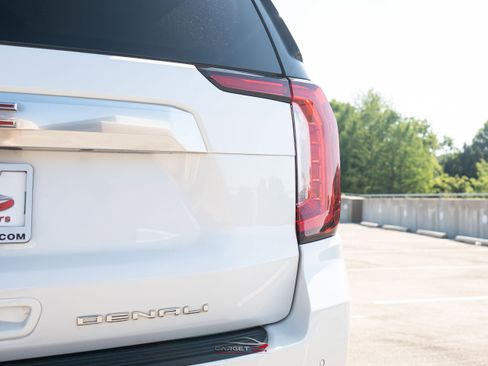 Used 2021 GMC Yukon XL Denali w/ Denali Premium Package AWD/4WD image 47