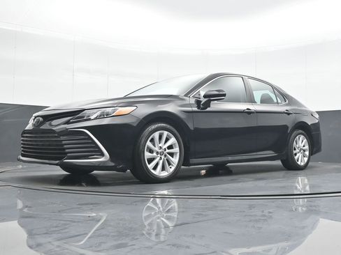 Used 2024 Toyota Camry LE w/ Convenience Package FWD image 17