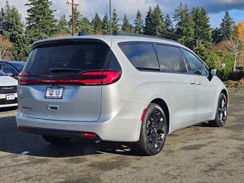 New 2026 Chrysler Pacifica Select image 8