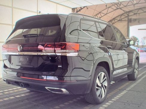 Used 2025 Volkswagen Atlas SE image 3