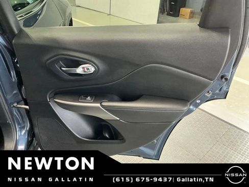 Used 2021 Jeep Cherokee Latitude Lux w/ Comfort/Convenience Group AWD/4WD image 29