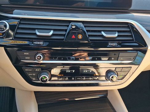 Certified 2023 BMW 530i xDrive w/ Premium Package AWD/4WD image 17