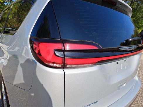 Used 2024 Chrysler Pacifica Touring-L image 33