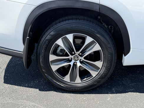 Certified 2025 Toyota Highlander XLE AWD/4WD image 12