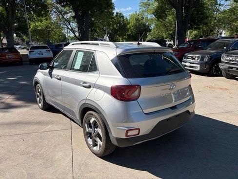 Used 2024 Hyundai Venue SEL FWD image 3