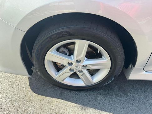 Used 2014 Toyota Camry SE w/ Moonroof Package image 6