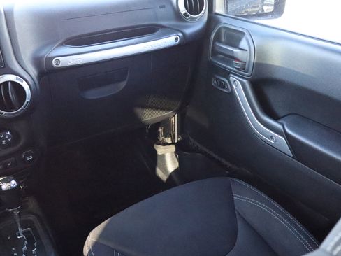 Used 2018 Jeep Wrangler Unlimited Sahara w/ Connectivity Group image 13