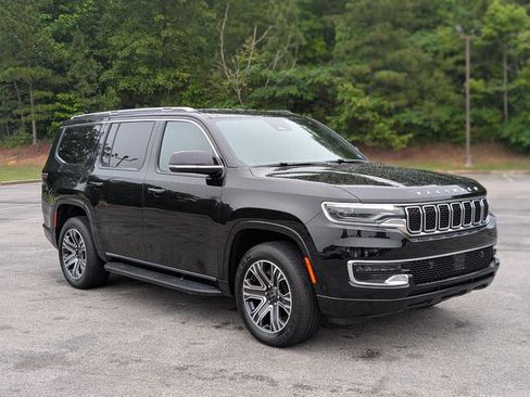 Used 2025 Jeep Wagoneer 4WD image 11