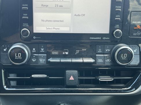 Used 2022 Toyota Highlander XLE image 7