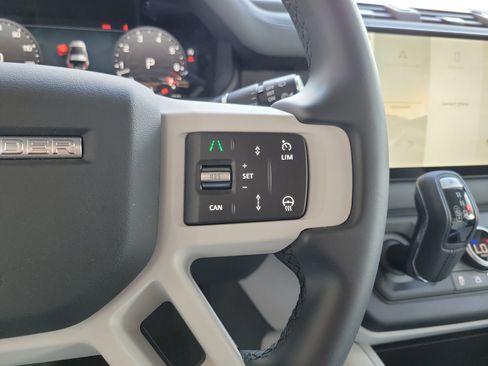 Used 2025 Land Rover Defender 90 S image 20