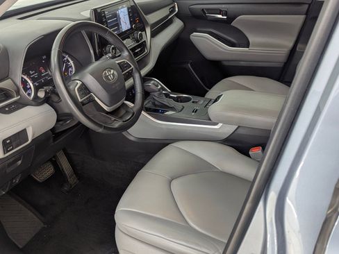 Used 2022 Toyota Highlander XLE image 4
