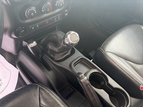 Used 2017 Jeep Wrangler Sahara w/ Connectivity Group AWD/4WD image 20