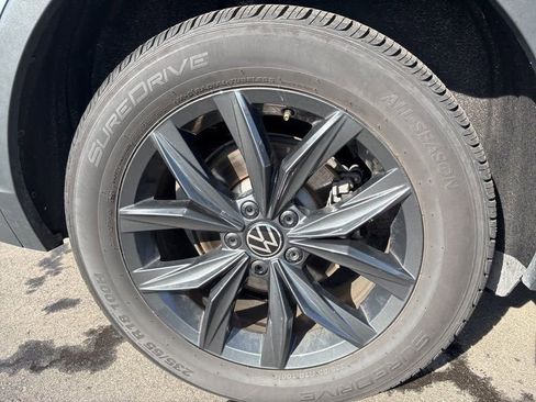 Used 2024 Volkswagen Tiguan SE image 13