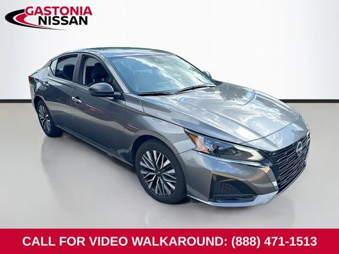 Used 2025 Nissan Altima 2.5 SV FWD image 1