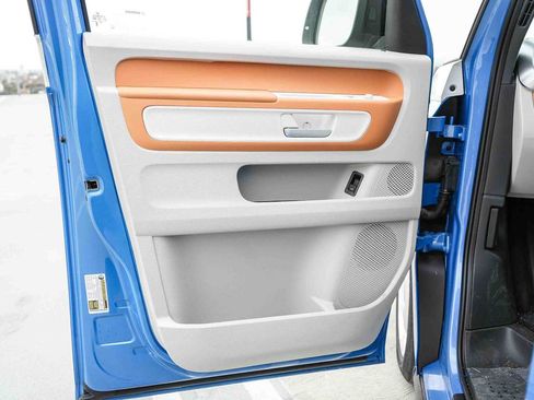 New 2025 Volkswagen ID. Buzz 1st Edition AWD/4WD image 38