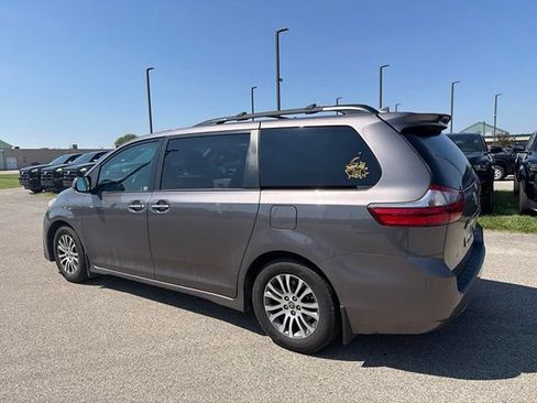 Used 2020 Toyota Sienna XLE Premium FWD image 17