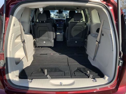 Used 2022 Chrysler Pacifica Touring-L image 9