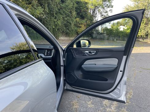 Used 2022 Volvo XC60 B5 R-Design image 9