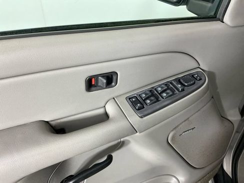Used 2004 Chevrolet Suburban Z71 w/ Preferred Equipment Group AWD/4WD image 10