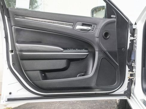 Used 2018 Chrysler 300 Limited image 19